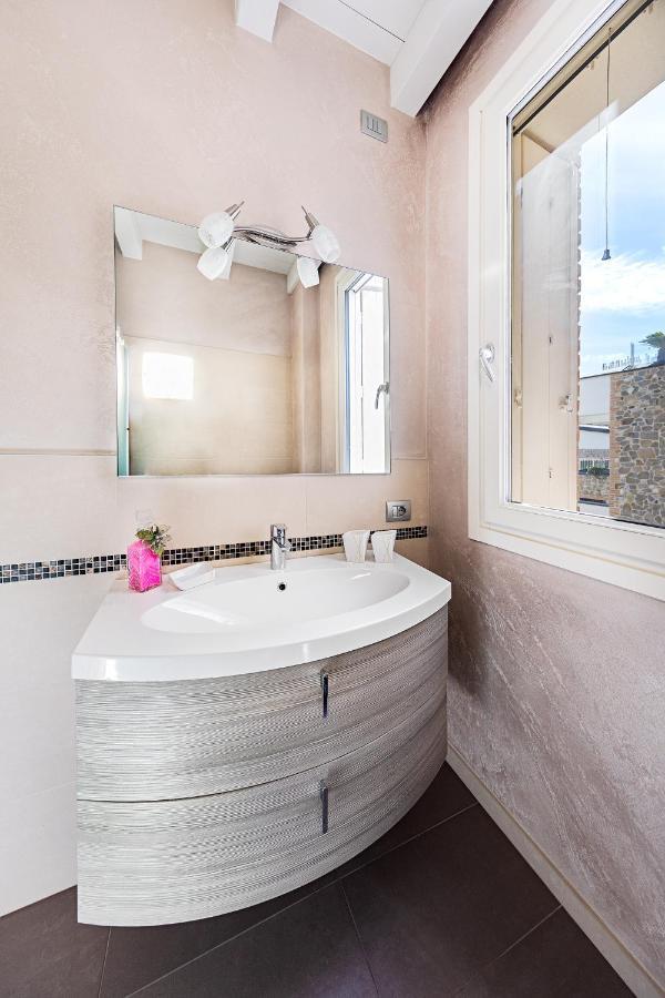 Warda C11 Apartment By Wonderful Italy Desenzano del Garda Buitenkant foto